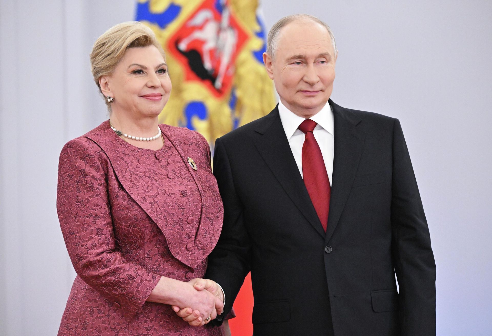 Президент РФ Владимир Путин и научный руководитель Научно-образовательного центра по правам человека МГЮА имени О. Е. Кутафина Татьяна Москалькова во время награждения Президент РФ Владимир Путин и научный руководитель Научно-образовательного центра по правам человека МГЮА имени О. Е. Кутафина Татьяна Москалькова во время награждения - РИА Новости, 1920, 12.06.2026