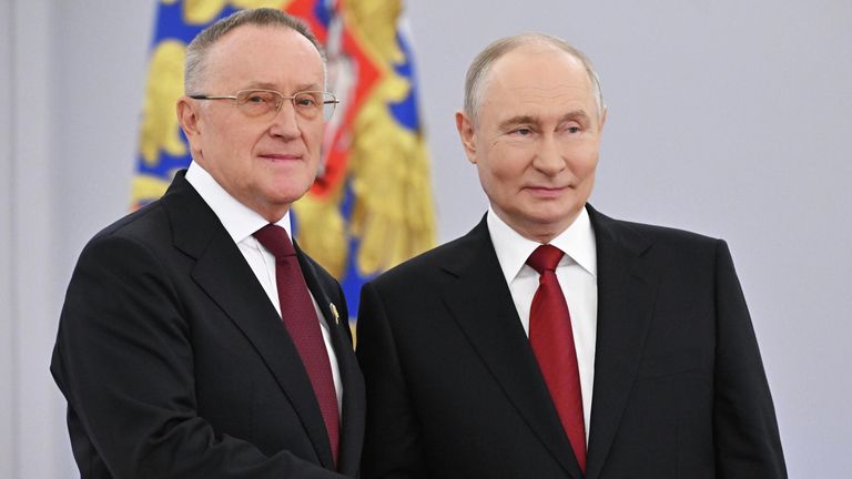 Президент РФ Владимир Путин и директор Института функциональной нейрохирургии Российский центр неврологии и нейронаук Владимир Крылов во время награждения Президент РФ Владимир Путин и директор Института функциональной нейрохирургии Российский центр неврологии и нейронаук Владимир Крылов во время награждения