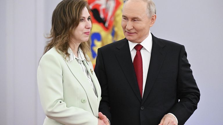 Президент РФ Владимир Путин и начальник отдела корпорации Московский институт теплотехники Елена Корса-Вавилова во время награждения Президент РФ Владимир Путин и начальник отдела корпорации Московский институт теплотехники Елена Корса-Вавилова во время награждения