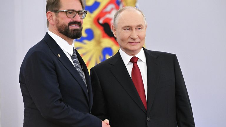 Президент РФ Владимир Путин и заместитель директора Национального медицинского исследовательского центра нейрохирургии имени академика Н. Н. Бурденко Николай Коновалов во время награждения Президент РФ Владимир Путин и заместитель директора Национального медицинского исследовательского центра нейрохирургии имени академика Н. Н. Бурденко Николай Коновалов во время награждения