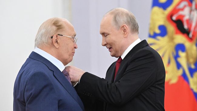 Президент РФ Владимир Путин и ректор Московского государственного университета имени М. В. Ломоносова Виктор Садовничий во время награждения. 12 июня 2026