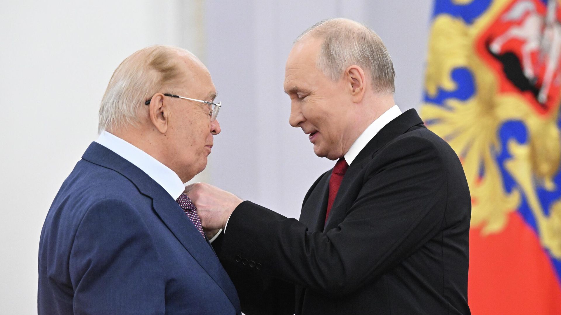 Президент РФ Владимир Путин и ректор Московского государственного университета имени М. В. Ломоносова Виктор Садовничий во время награждения. 12 июня 2026 Президент РФ Владимир Путин и ректор Московского государственного университета имени М. В. Ломоносова Виктор Садовничий во время награждения. 12 июня 2026 - РИА Новости, 1920, 12.06.2026
