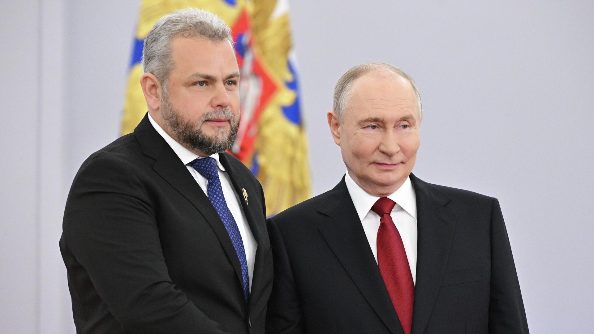 Президент РФ Владимир Путин и директор и главный врач Центральной клинической больницы святителя Алексия митрополита Московского Алексей Заров во время награждения - РИА Новости, 1920, 12.06.2026