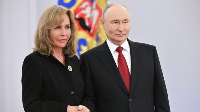 Президент РФ Владимир Путин и продюсер киностудии Москино Екатерина Жукова - лауреат Государственной премии в области литературы и искусства 2025 года