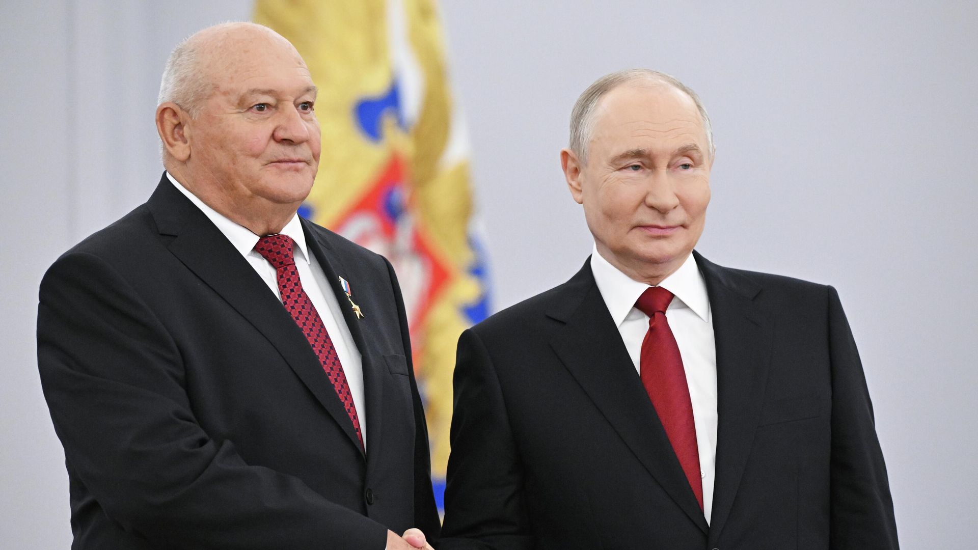 Президент РФ Владимир Путин и генеральный директор сельскохозяйственного предприятия Донское Александр Колесниченко, удостоенный звания Героя Труда РФ, на церемонии награждения - РИА Новости, 1920, 12.06.2026