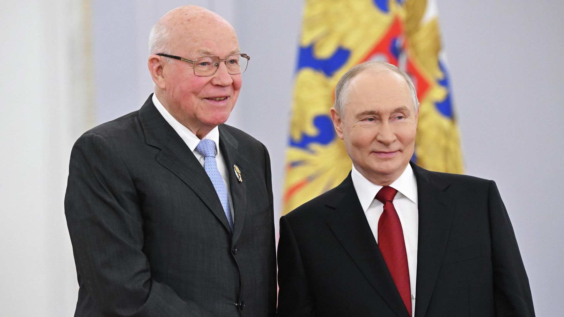 Президент РФ Владимир Путин и почетный президент Института Африки РАН Алексей Васильев лауреат Государственной премии в области науки и технологий 2025 года - РИА Новости, 1920, 12.06.2026