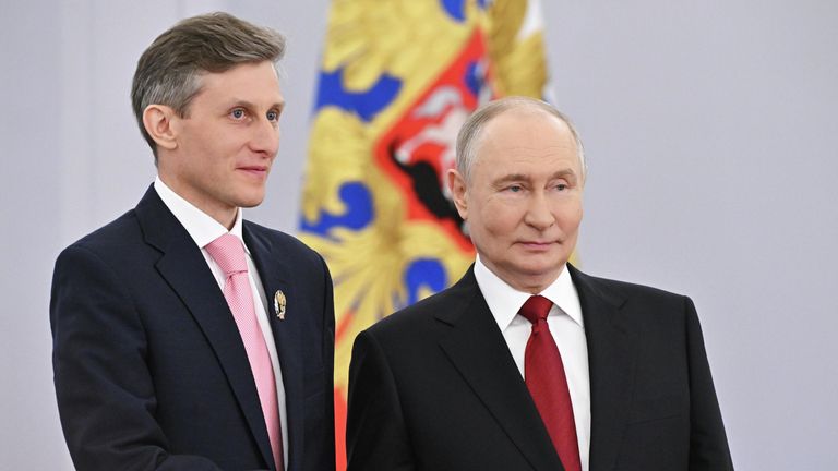 Президент РФ Владимир Путин и старший советник Внешнеэкономического объединения Промсырьёимпорт Олег Жданеев Президент РФ Владимир Путин и старший советник Внешнеэкономического объединения Промсырьёимпорт Олег Жданеев