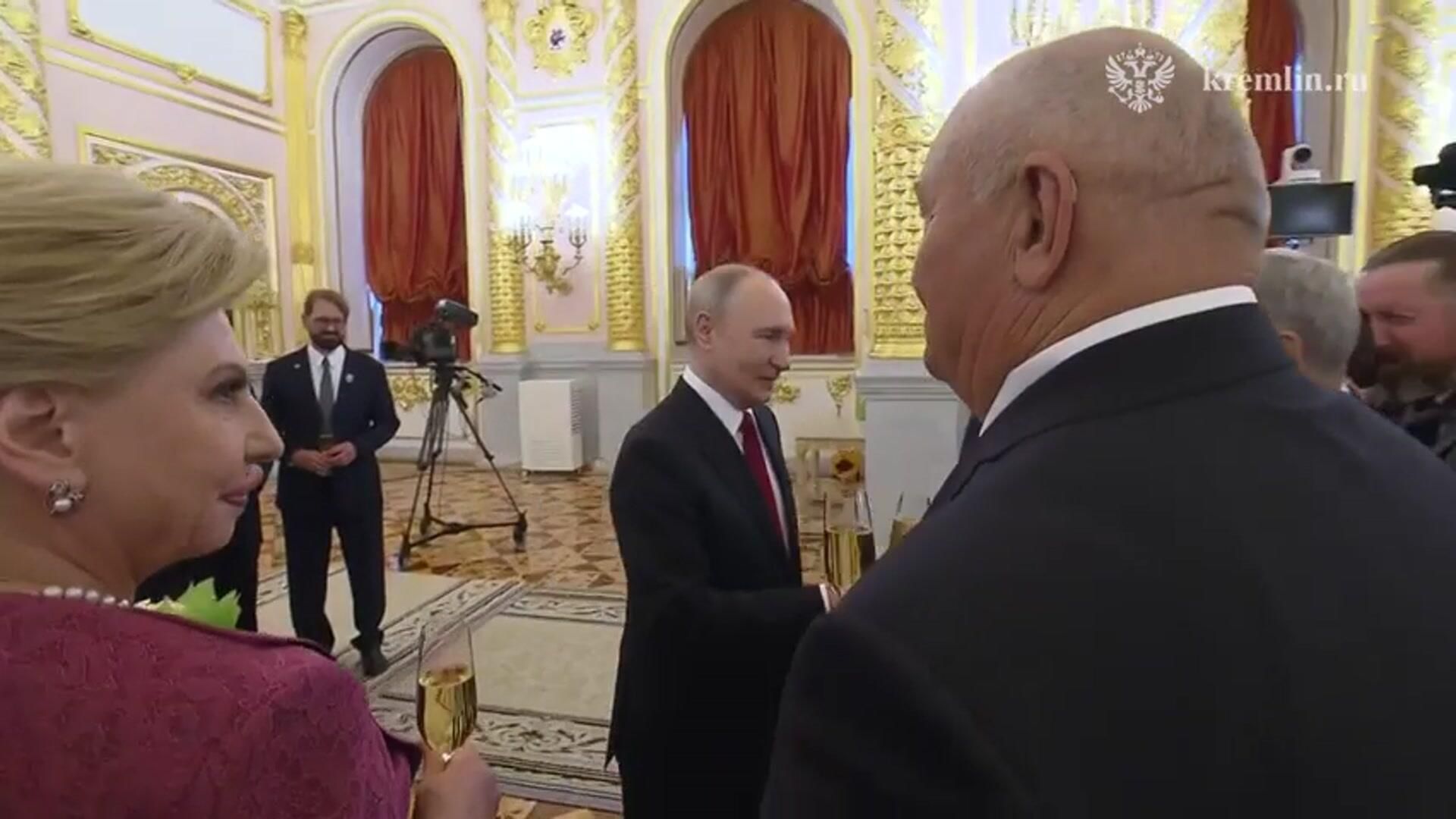 Неформальное общение Путина с героями труда после церемонии награждения - РИА Новости, 1920, 12.06.2026
