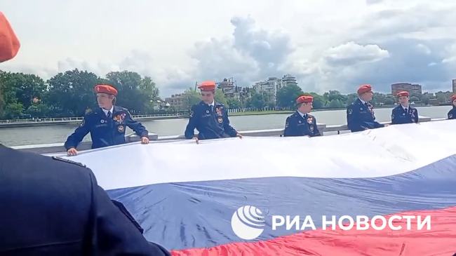 Триколор длиной 80 метров в центре Калининграда