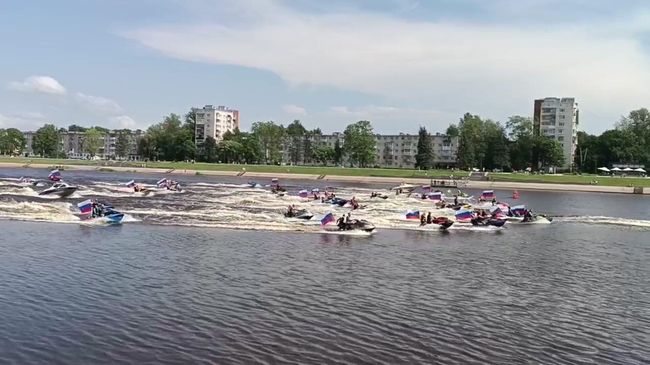 Первый парад аквабайкеров в Великом Новгороде Первый парад аквабайкеров в Великом Новгороде