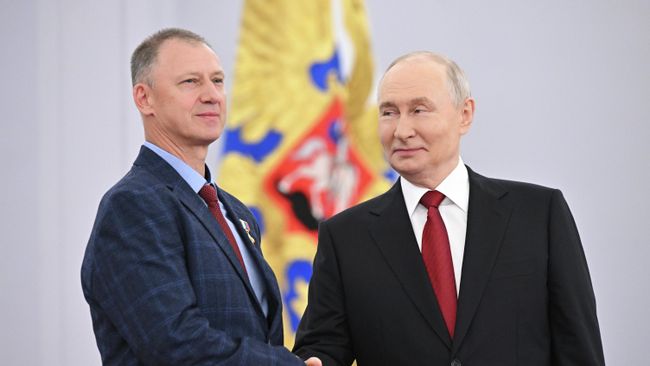 Президент РФ Владимир Путин и машинист горных выемочных машин рудника СКРУ-1 компании Уралкалий Владимир Данилов на церемонии награждения. 12 июня 2026