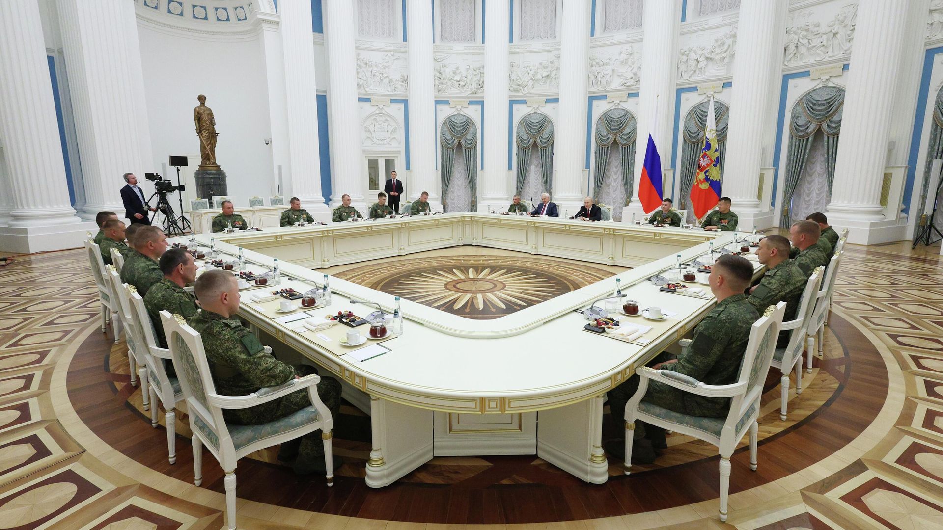 Президент России Владимир Путин проводит в Кремле встречу с участниками специальной военной операции Президент России Владимир Путин проводит в Кремле встречу с участниками специальной военной операции - РИА Новости, 1920, 12.06.2026
