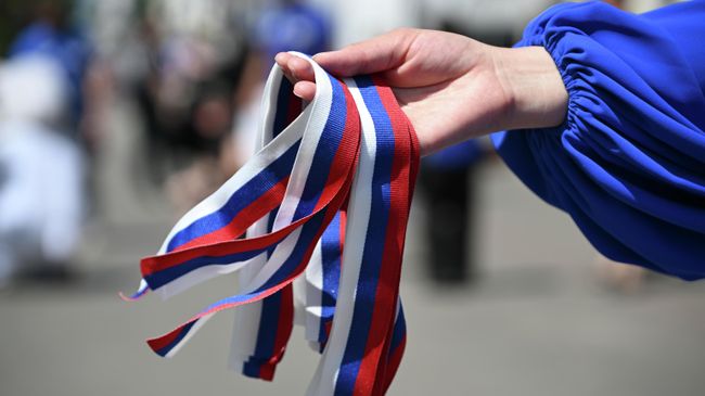 Акция по раздаче лент-триколор в честь Дня России