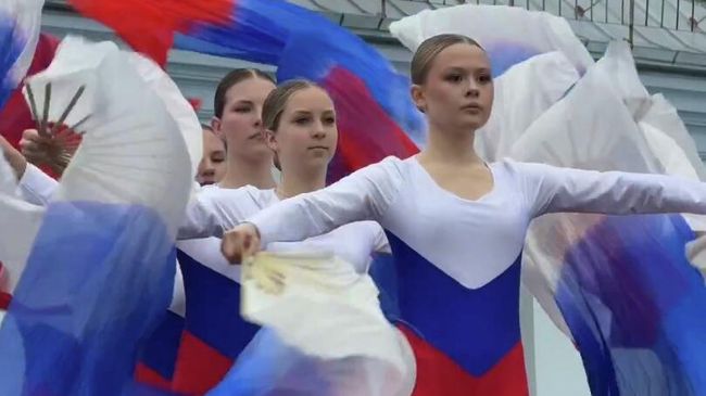 Праздничный концерт на площади Ивангорода в Ленинградской области в День России 