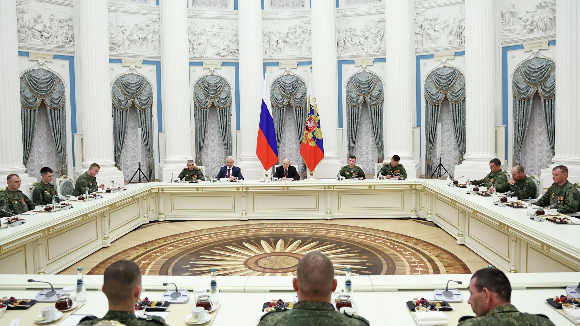 Президент России Владимир Путин проводит в Кремле встречу с участниками специальной военной операции Президент России Владимир Путин проводит в Кремле встречу с участниками специальной военной операции - РИА Новости, 1920, 12.06.2026