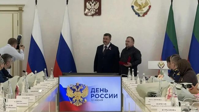 Врио главы Дагестана Федор Щукин наградил бойцов СВО, педагогов и врачей в День России
