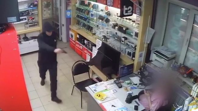 Момент нападения с игрушечным пистолетом на комиссионный магазин в Братске. Кадр видео