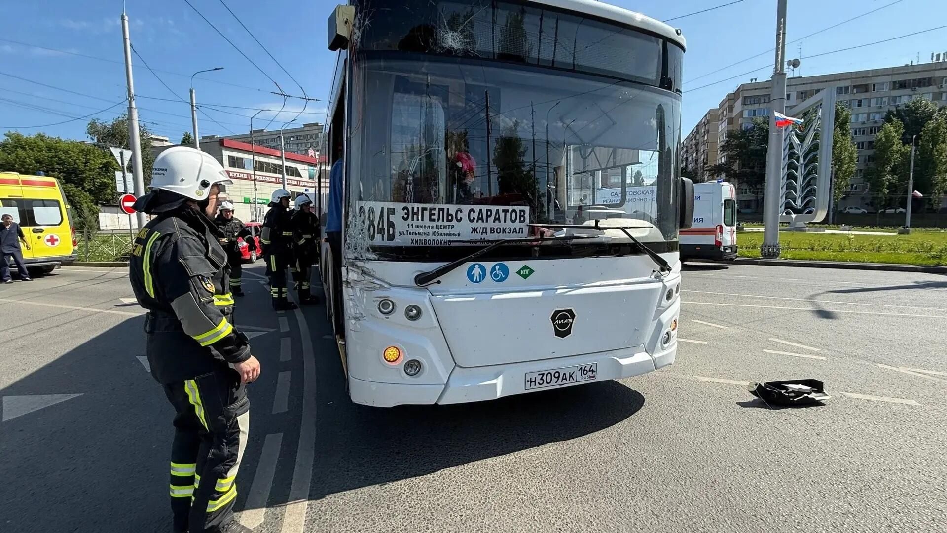 Последствия ДТП с участием пассажирского автобуса в Саратове Последствия ДТП с участием пассажирского автобуса в Саратове - РИА Новости, 1920, 13.06.2026