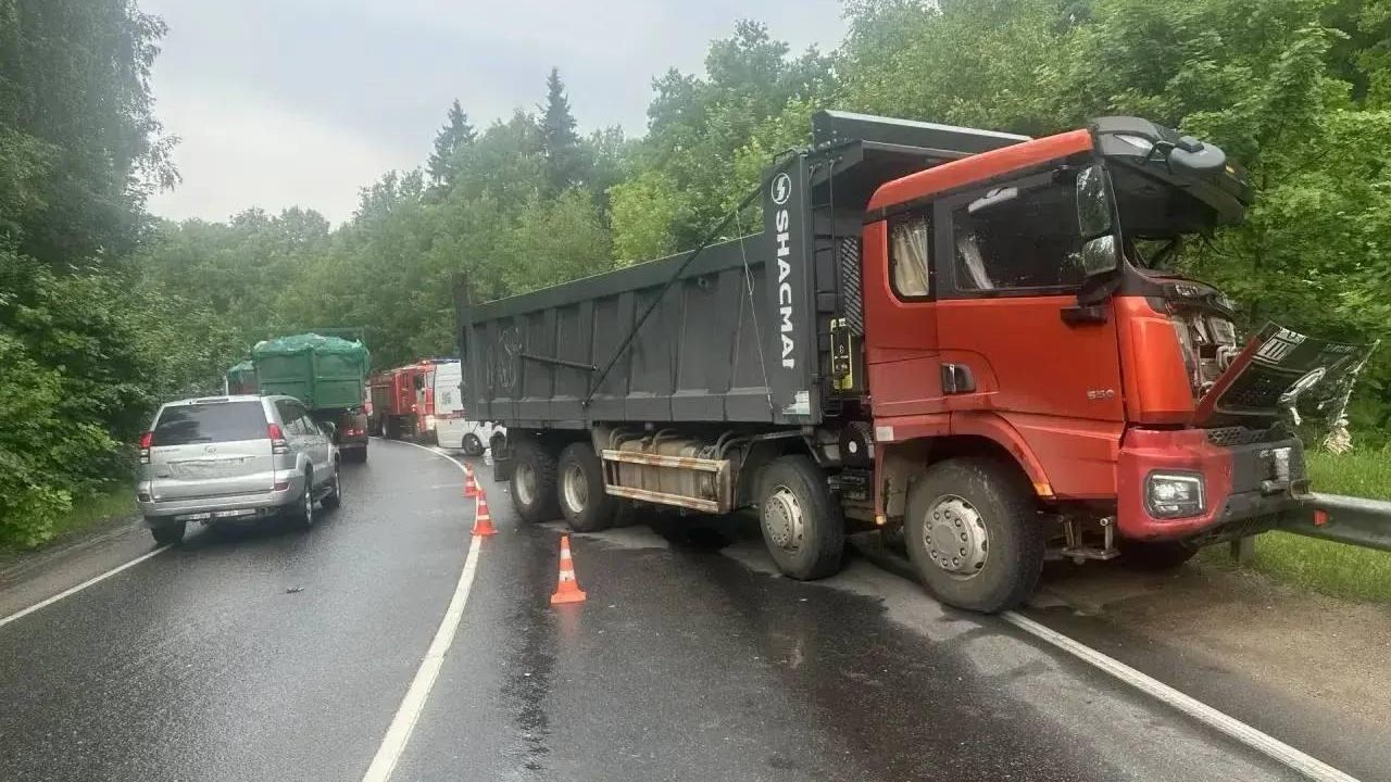 Последствия столкновения грузового автомобиля и маршрутки в Одинцово Последствия столкновения грузового автомобиля и маршрутки в Одинцово - РИА Новости, 1920, 14.06.2026