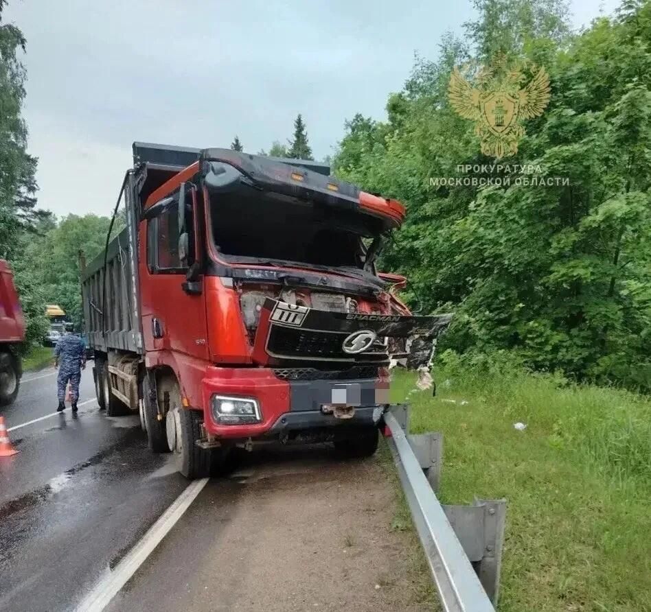 Последствия столкновения грузового автомобиля и маршрутки в Одинцово Последствия столкновения грузового автомобиля и маршрутки в Одинцово - РИА Новости, 1920, 13.06.2026
