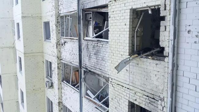 Последствия удара украинского БПЛА в жилой дом в Орле