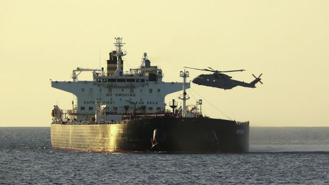 Британские морские пехотинцы участвуют в операции по перехвату судна Smyrtos у южного побережья Англии. 14 июня 2026