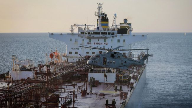 Британские морские пехотинцы участвуют в операции по перехвату судна Smyrtos у южного побережья Англии