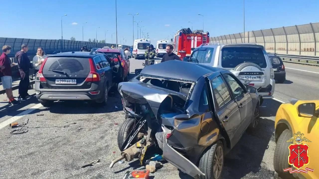 Последствия массового ДТП с участием пяти автомобилей на КАД в Санкт-Петербурге - РИА Новости, 1920, 14.06.2026