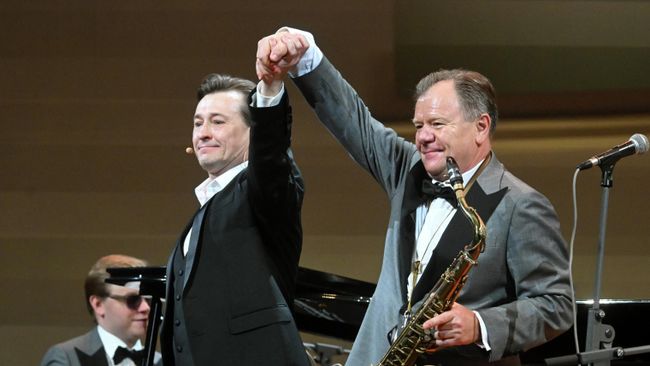 Актёр Сергей Безруков и музыкант Игорь Бутман во время музыкально-поэтического спектакля Слово о Полку Игореве в сопровождении Московского джазового оркестра. 14 июня 2026