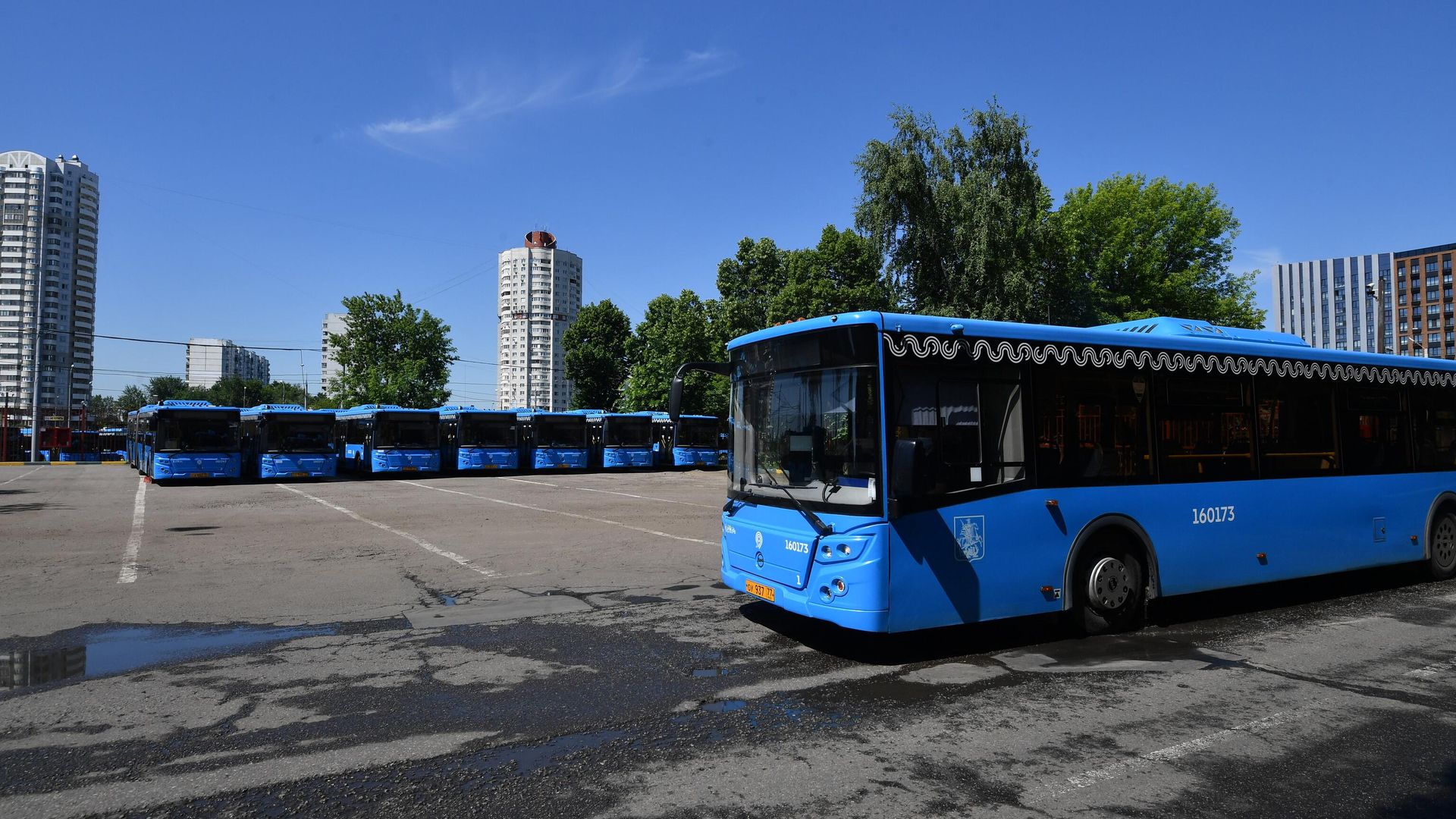 Пассажирские автобусы в автобусном парке Пассажирские автобусы в автобусном парке - РИА Новости, 1920, 10.08.2026