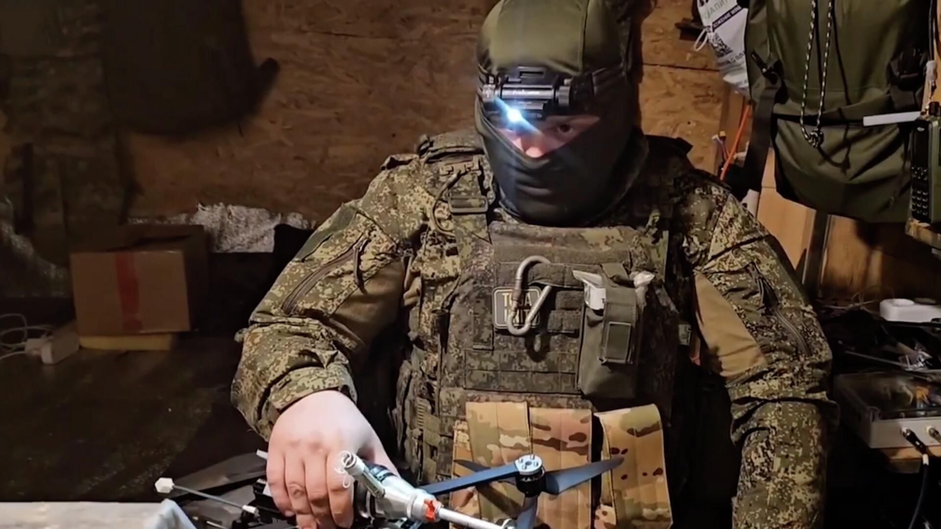 Российские бойцы отучили пилотов ВСУ запускать дроны Баба-Яга стаями Российские бойцы отучили пилотов ВСУ запускать дроны Баба-Яга стаями - РИА Новости, 1920, 15.06.2026