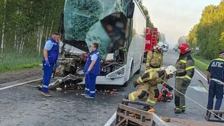 Последствия ДТП с участием автобуса и грузовика в Тюмени - РИА Новости, 1920, 15.06.2026