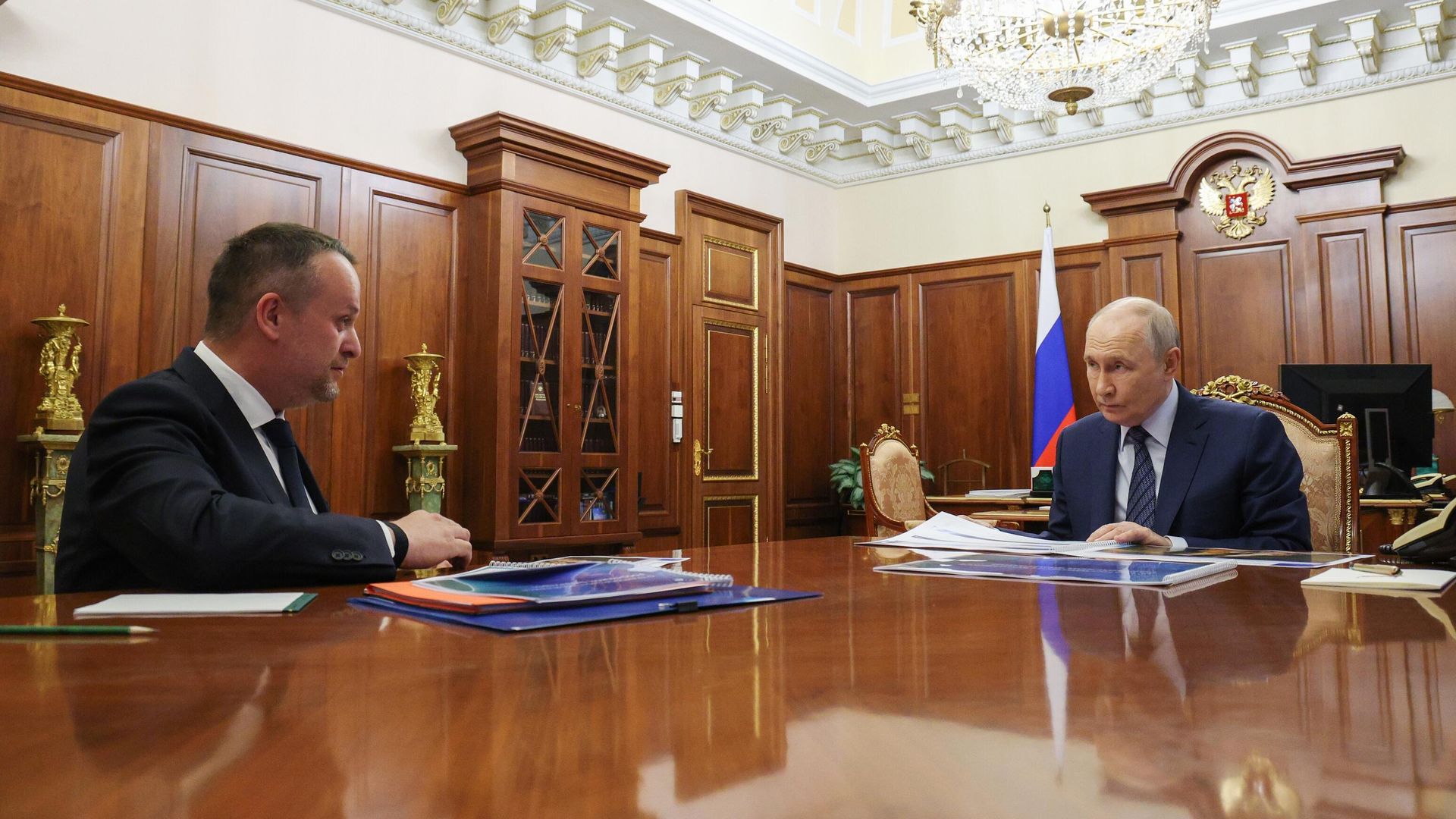 Президент РФ Владимир Путин и министр транспорта РФ Андрей Никитин во время встречи в Москве - РИА Новости, 1920, 15.06.2026