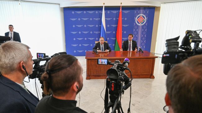 Министр иностранных дел РФ Сергей Лавров и министр иностранных дел Белоруссии Максим Рыженков на пресс-конференции в Минске