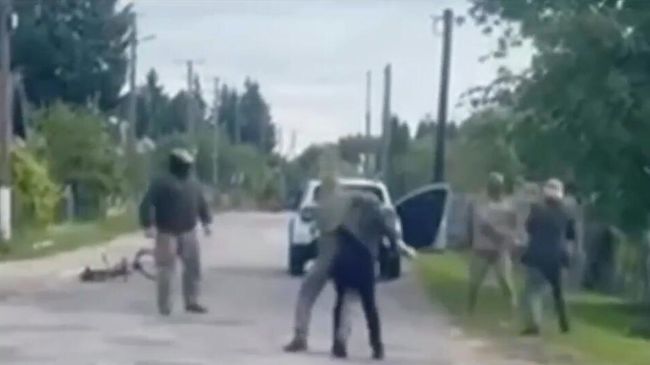 Житель Ровненской области на северо-западе Украины с лопатой отбил соседа от насильной мобилизации