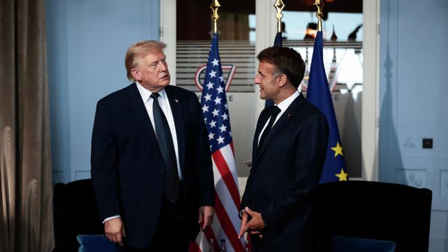 Президент США Дональд Трамп и президент Франции Эммануэль Макрон во время встречи в Эвиане, Франция
