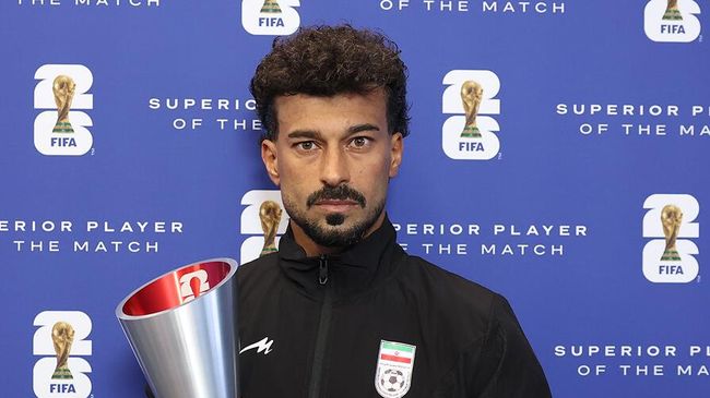 Защитник сборной Ирана по футболу Рамин Резаэян 