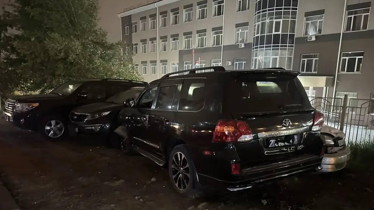 Ребенок со старшим братом повредили четыре машины во Владивостоке Ребенок со старшим братом повредили четыре машины во Владивостоке - РИА Новости, 1920, 16.06.2026