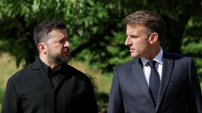 Владимир Зеленский и Эммануэль Макрон во время саммита G7 в Эвиан-ле-Бен, Франция