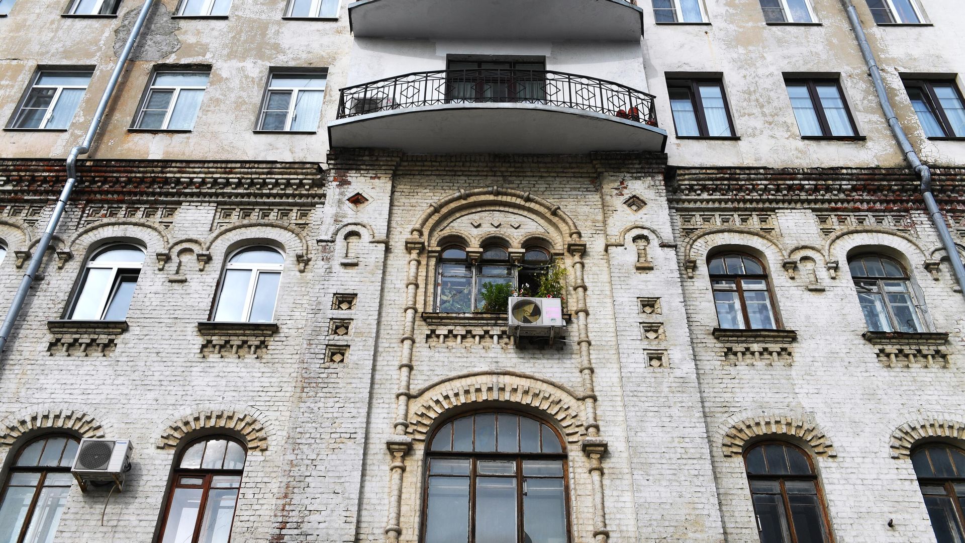 Фасад многоквартирного дома во 2-м Троицком переулке, 6 в Москве. - РИА Новости, 1920, 22.10.2026
