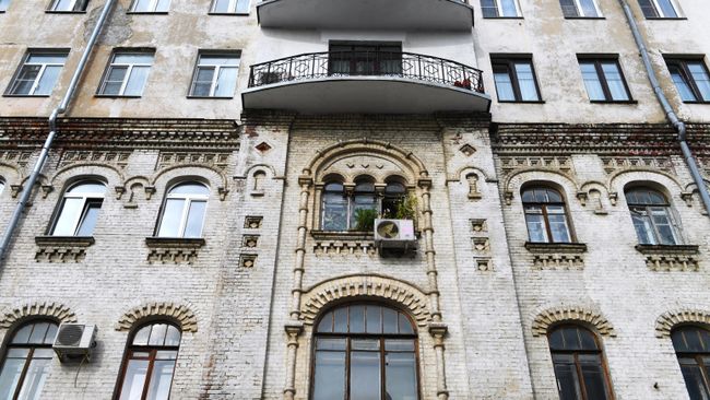 Фасад многоквартирного дома во 2-м Троицком переулке, 6 в Москве.