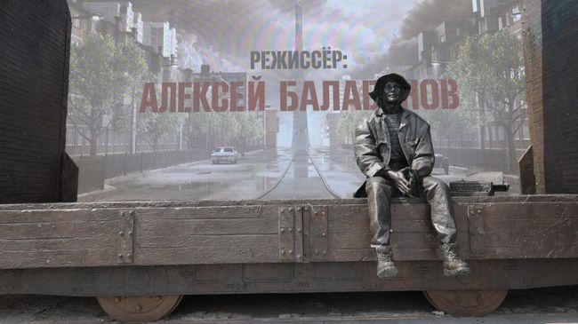 Памятник кинорежиссеру Алексею Балабанову на площади у Дворца молодежи в Екатеринбурге