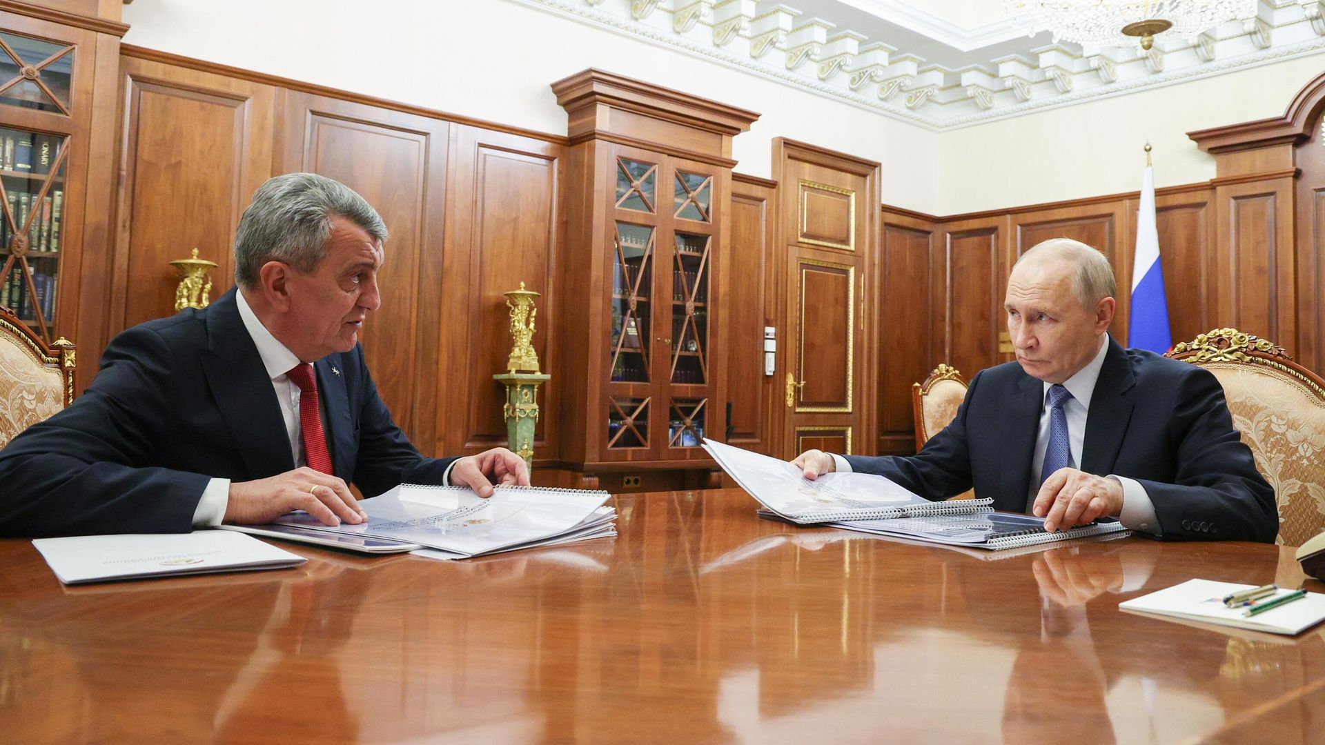 Президент РФ Владимир Путин и глава Северной Осетии - Алании Сергей Меняйло во время встречи. 16 июня 2026 Президент РФ Владимир Путин и глава Северной Осетии - Алании Сергей Меняйло во время встречи. 16 июня 2026 - РИА Новости, 1920, 16.06.2026