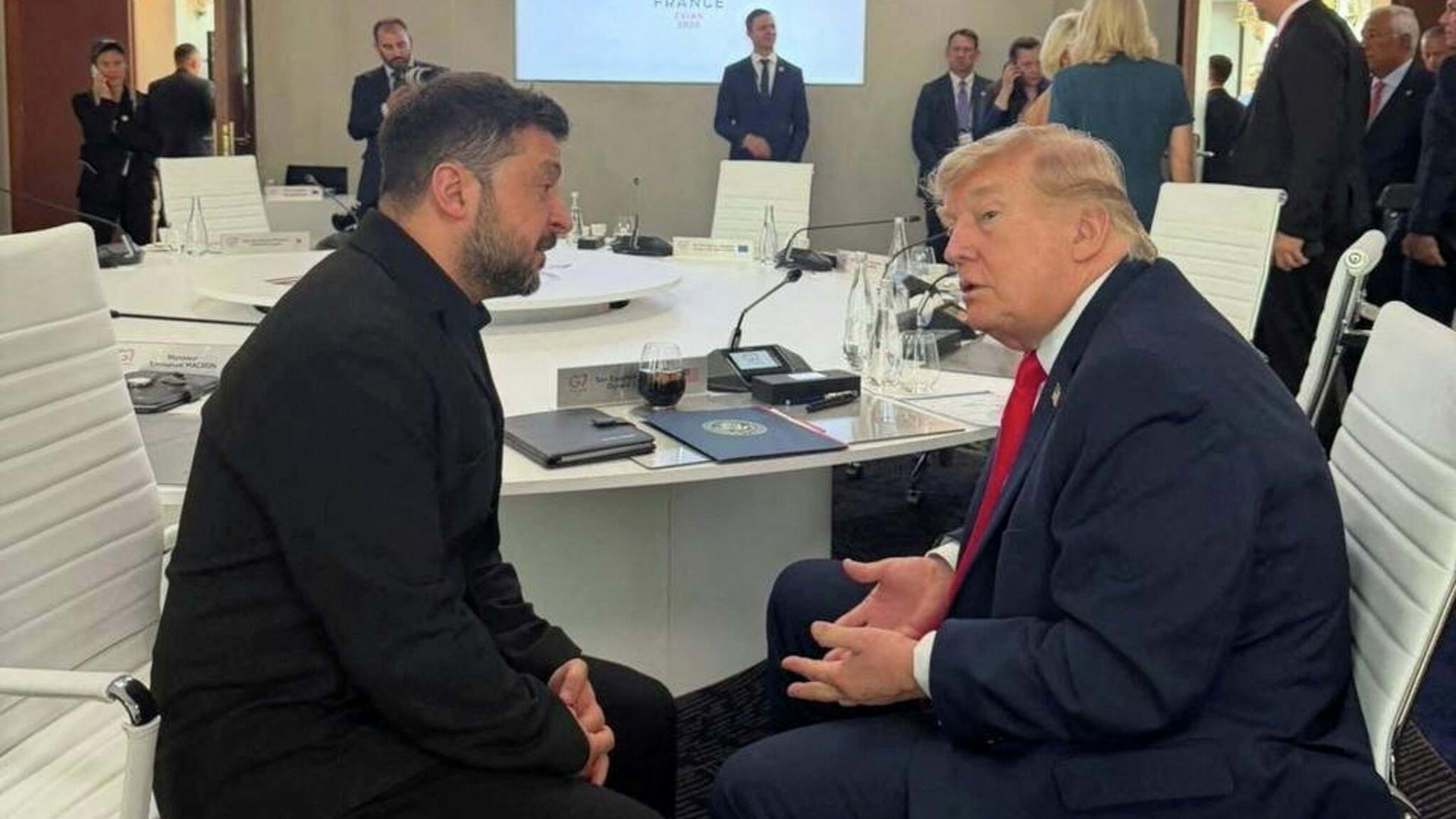 Владимир Зеленский и президент США Дональд Трамп во время встречи на саммите G7 во Франции. 16 июня 2026 Владимир Зеленский и президент США Дональд Трамп во время встречи на саммите G7 во Франции. 16 июня 2026 - РИА Новости, 1920, 16.06.2026