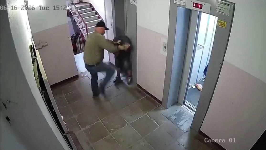 Мужчина напал на подростка в подъезде во Владивостоке Мужчина напал на подростка в подъезде во Владивостоке - РИА Новости, 1920, 16.06.2026