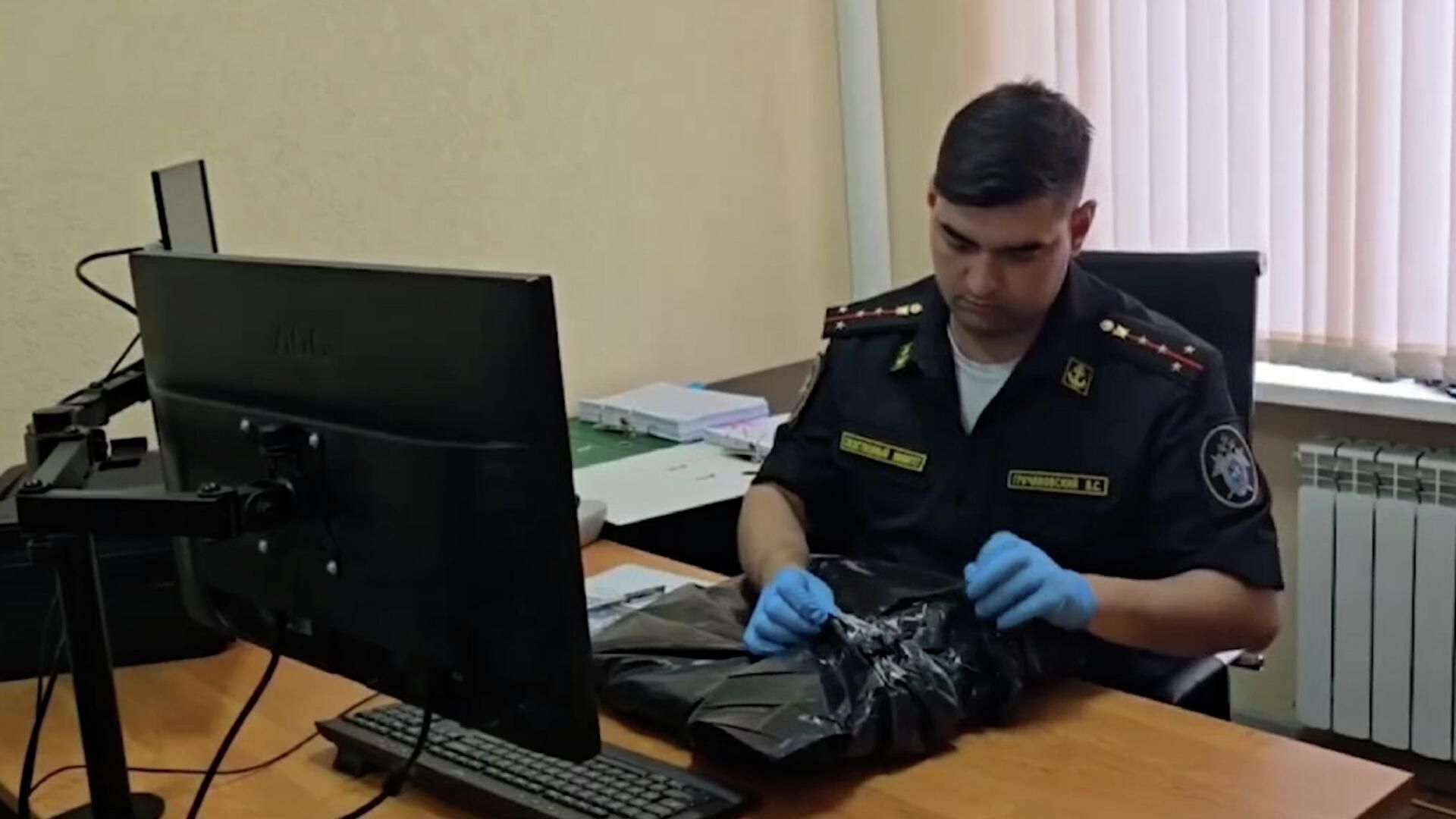 Кадры задержания жителей Крыма, обеспечивавших незаконную работу сим-боксов - РИА Новости, 1920, 16.06.2026