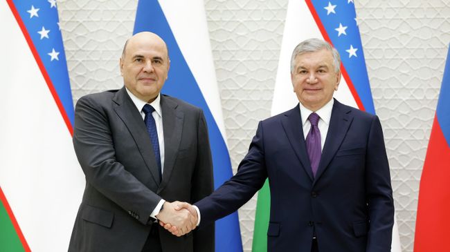 Председатель правительства РФ Михаил Мишустин и президент Узбекистана Шавкат Мирзиёев во время встречи в Ташкенте. 16 июня 2026