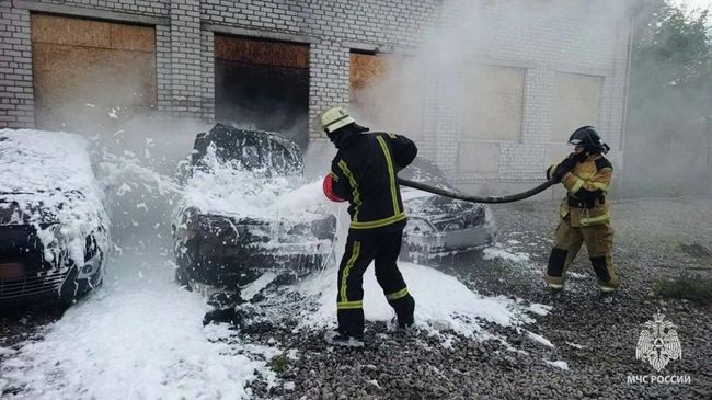 Последствия атаки дрона на автомобильную стоянку в Северодонецке, ЛНР