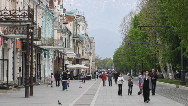 Люди на проспекте Мира во Владикавказе