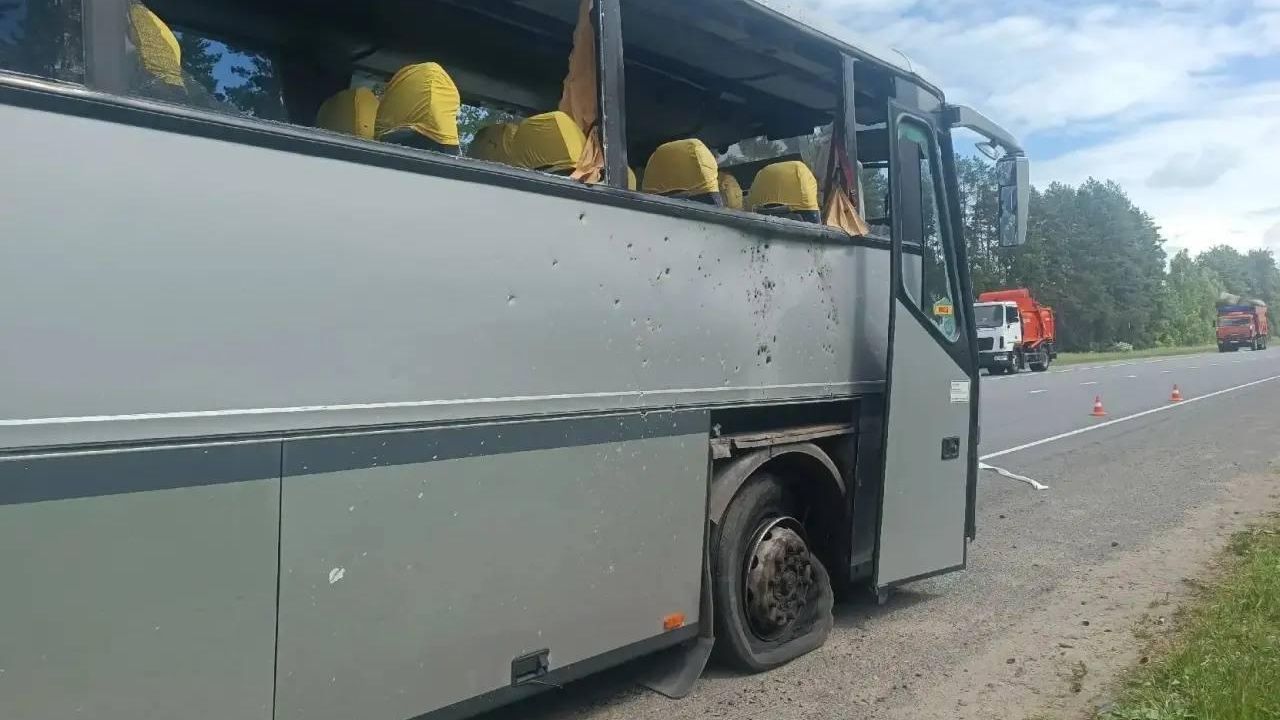 Последствия удара по автобусу в Брянской области Последствия удара по автобусу в Брянской области - РИА Новости, 1920, 17.06.2026